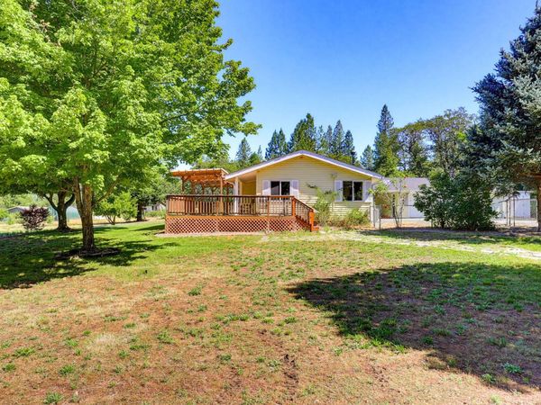 2072 E Evans Creek Road, Rogue River, OR 97537