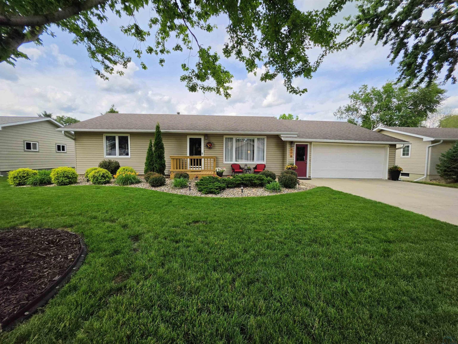606 5th St Se, Orange City, IA 51041 Main Photo