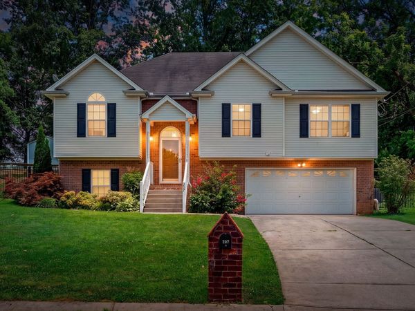 207 S Aztec Dr, White House, TN 37188