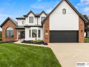 906 Bailey Drive, Papillion, NE 68046