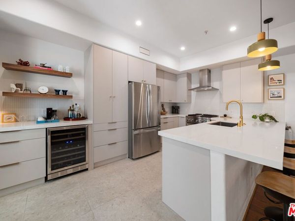 10913 Whipple Street, Unit 205, Toluca Lake, CA 91602