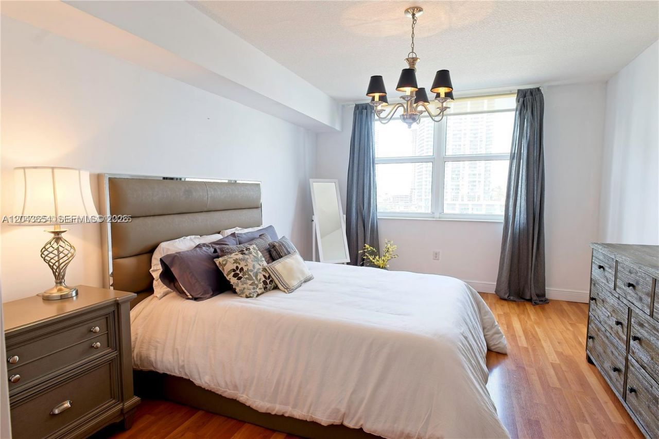 31 SE 5th , Unit 1203, Miami, FL 33131 Photo