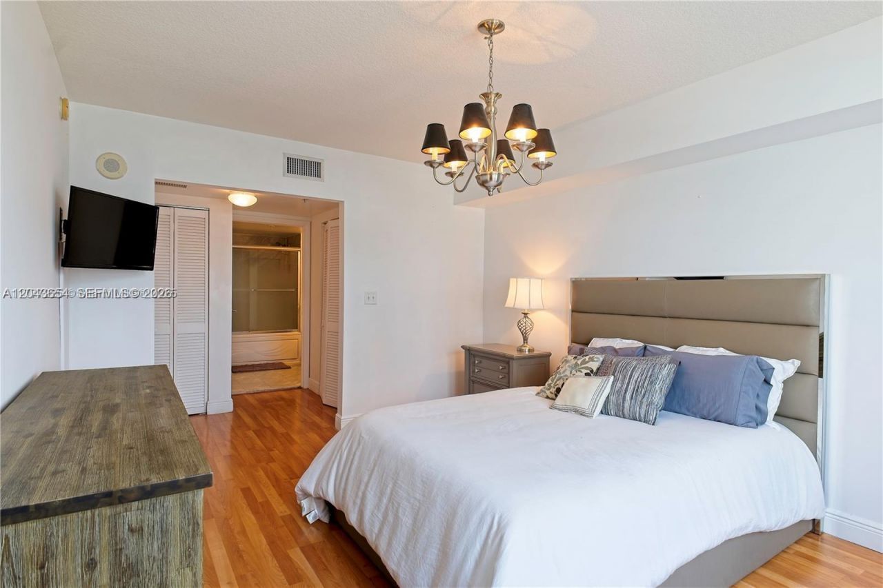 31 SE 5th , Unit 1203, Miami, FL 33131 Photo