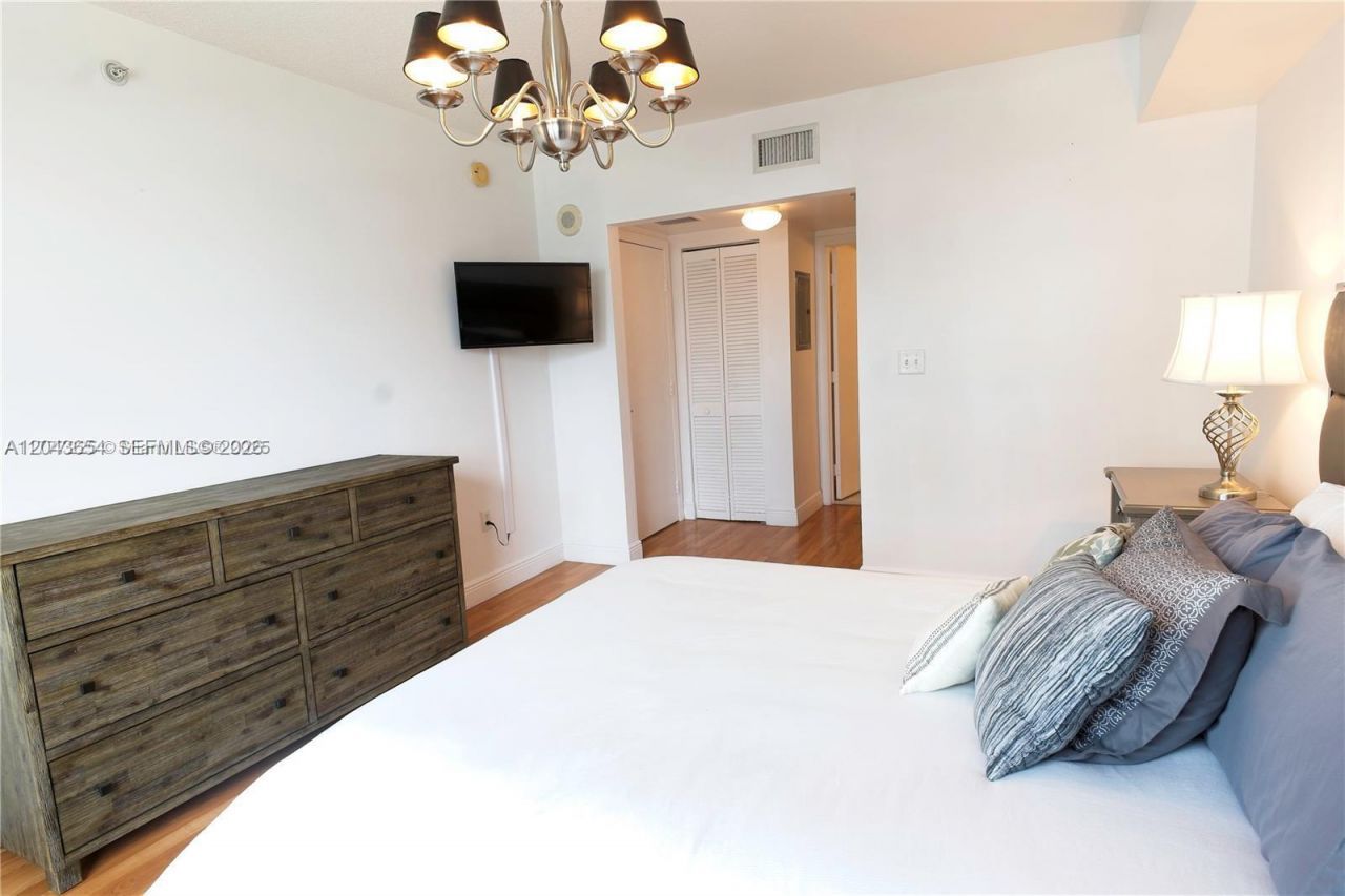 31 SE 5th , Unit 1203, Miami, FL 33131 Photo