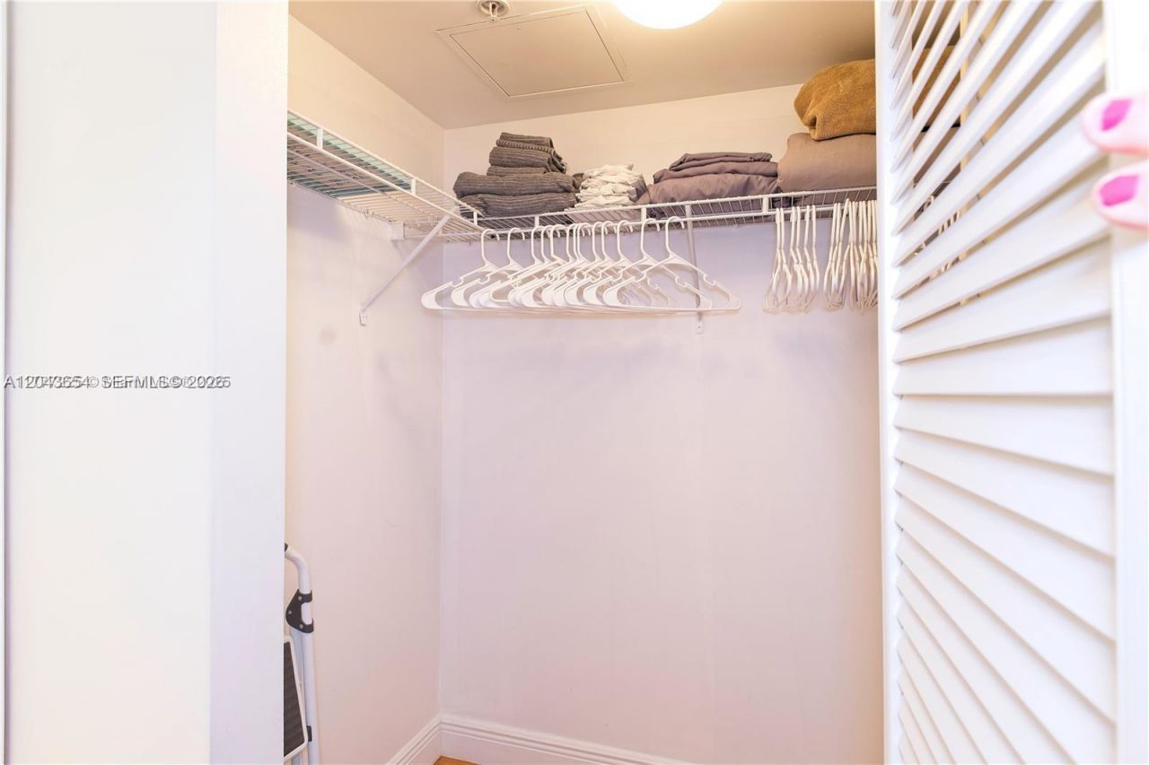 31 SE 5th , Unit 1203, Miami, FL 33131 Photo