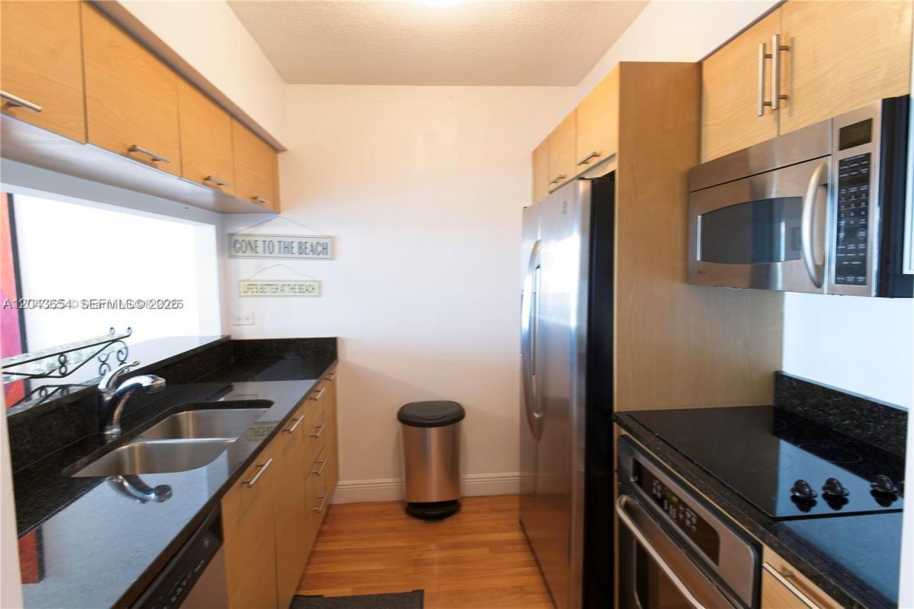31 SE 5th , Unit 1203, Miami, FL 33131 Photo