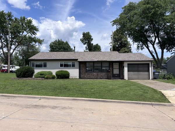 1904 N Oak Street , Bettendorf, IA 52722