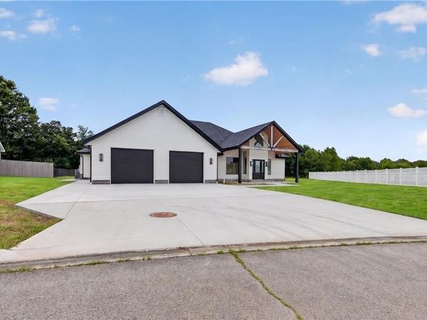 123 Vals Lane, Frontenac, KS 66762