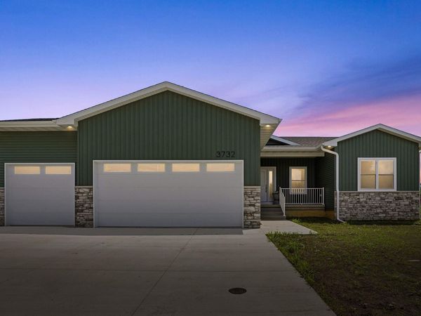 3732 Broomfield Drive, Cedar Falls, IA 50613