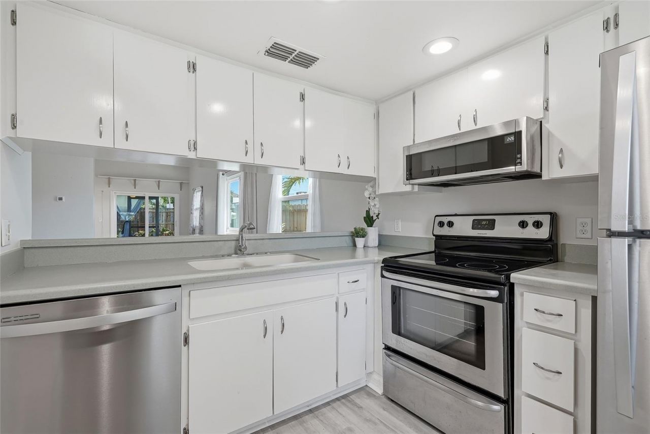 366 47th Avenue N, Unit 5, Saint Petersburg, FL 33703 Photo
