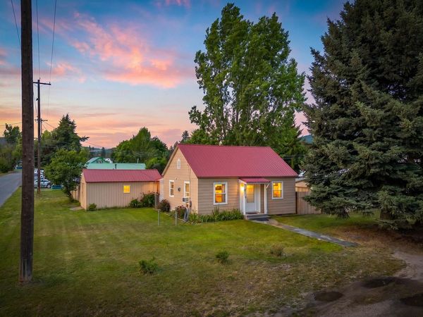 208 W Jenkins Ave, Chewelah, WA 99109
