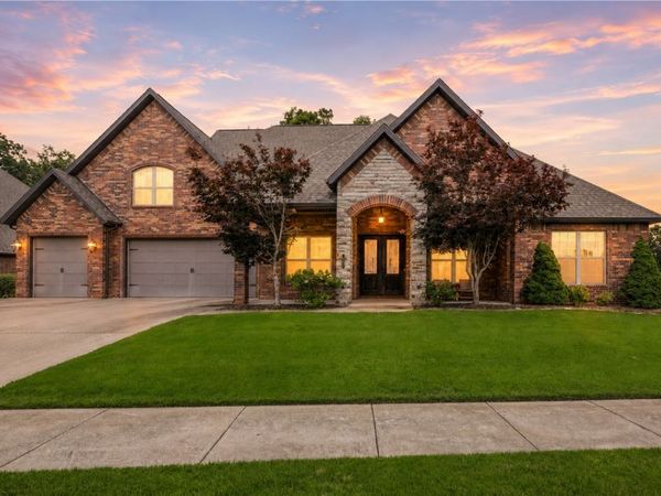 500 NE Lake Pointe Place , Bentonville, AR 72712