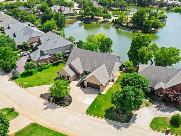 6901 N Waterwood Way, Warr Acres, OK 73132