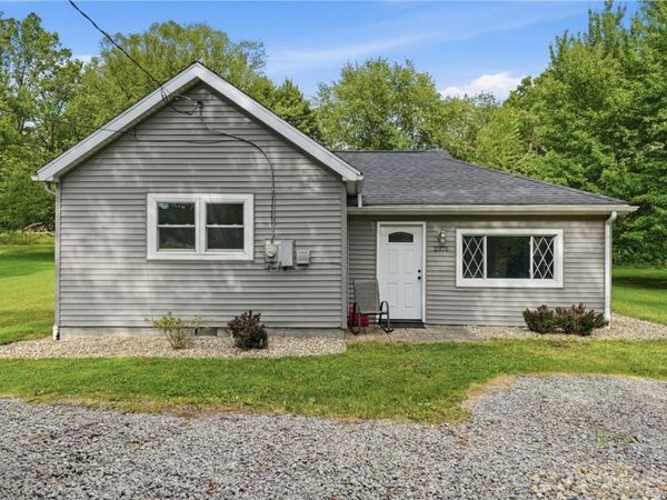 2375 S Keel Ridge Rd, Hermitage, PA 16148