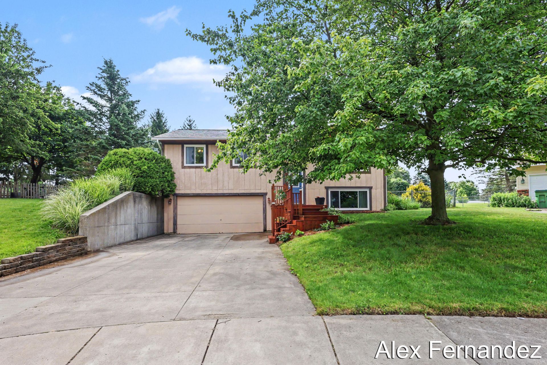 5860 Valley Lane Drive Se, Grand Rapids, MI 49508 Main Photo