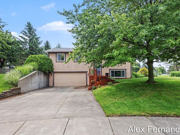 5860 Valley Lane Drive SE, Grand Rapids, MI 49508