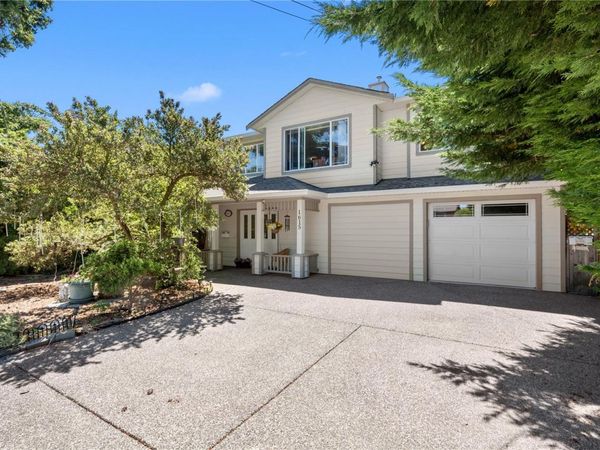 1615 Agnew Ave, Saanich, BC V8N 6K6