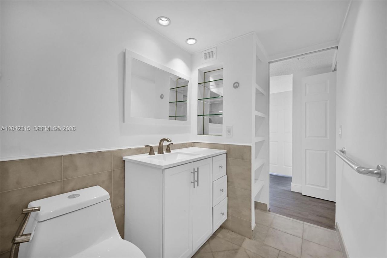 2750 NE 183rd St , Unit 2410, Aventura, FL 33160 Photo