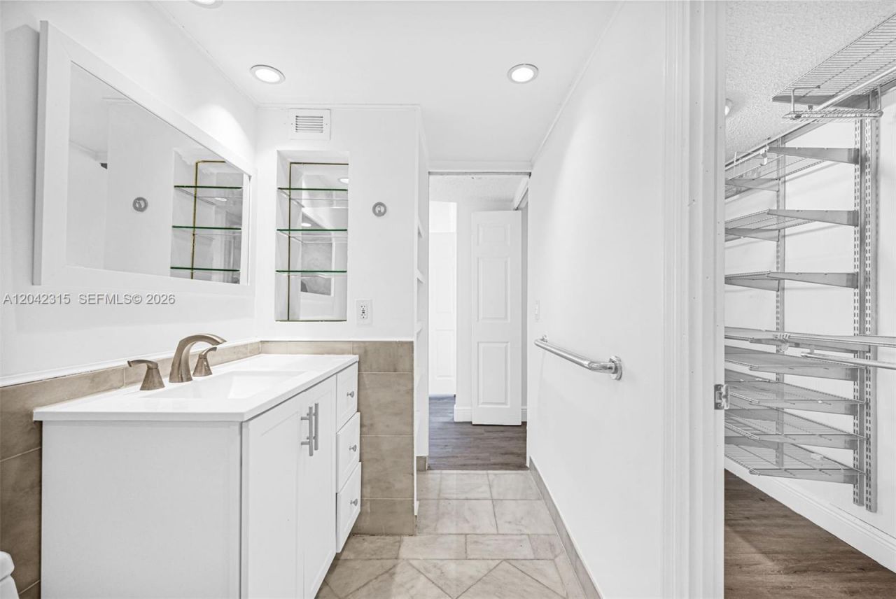 2750 NE 183rd St , Unit 2410, Aventura, FL 33160 Photo