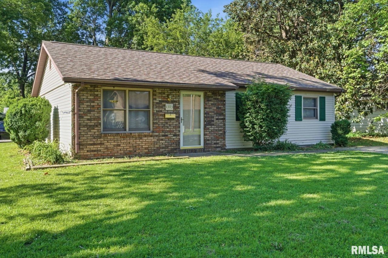 1303 W Prairie Street, Marion, IL 62959 Main Photo