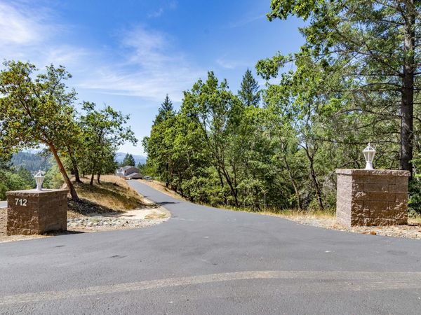 712 Colleen Court, Grants Pass, OR 97527