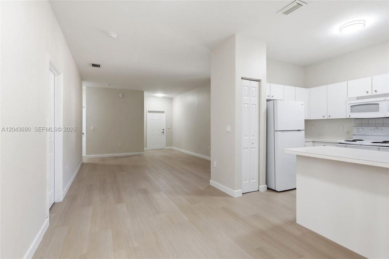 2728 NE 3rd Ct , Unit 201, Homestead, FL 33033 Photo