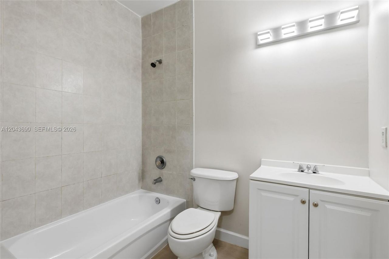 2728 NE 3rd Ct , Unit 201, Homestead, FL 33033 Photo