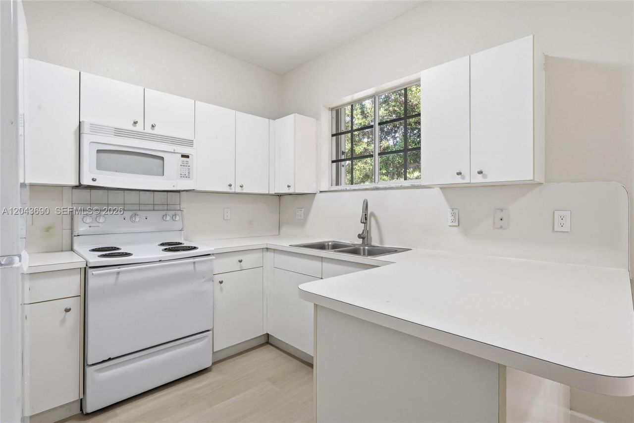 2728 NE 3rd Ct , Unit 201, Homestead, FL 33033 Photo
