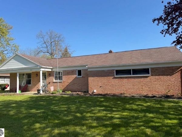 1521 Broadway Street E, Mt Pleasant, MI 48858