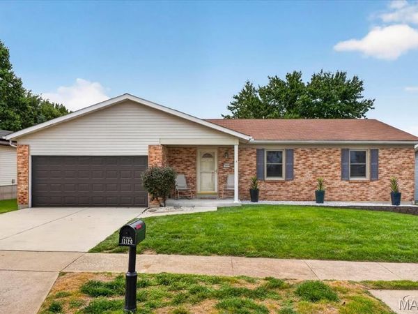 12120 Jeannette Mary Drive, Maryland Heights, MO 63043