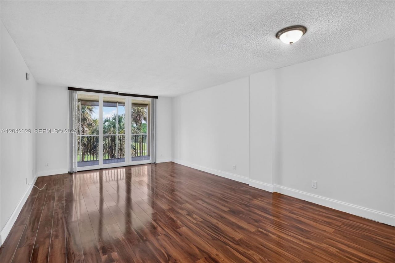250 Jacaranda Dr , Unit 411, Plantation, FL 33324 Photo