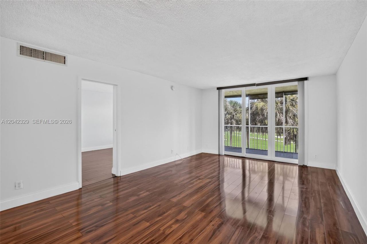 250 Jacaranda Dr , Unit 411, Plantation, FL 33324 Photo