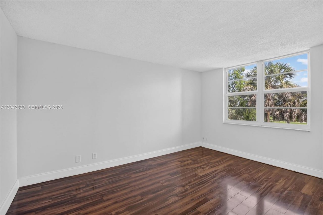 250 Jacaranda Dr , Unit 411, Plantation, FL 33324 Photo