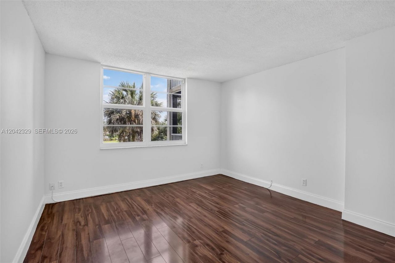 250 Jacaranda Dr , Unit 411, Plantation, FL 33324 Photo