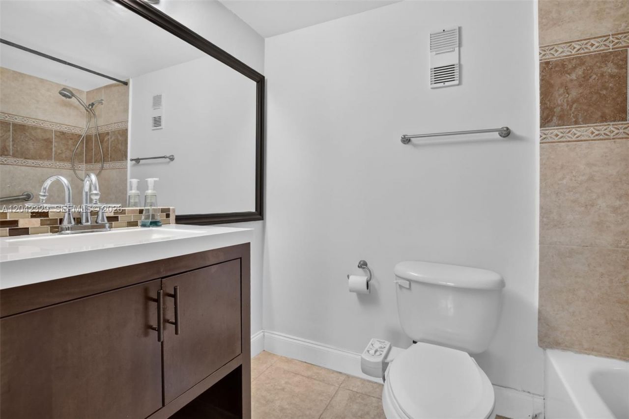 250 Jacaranda Dr , Unit 411, Plantation, FL 33324 Photo