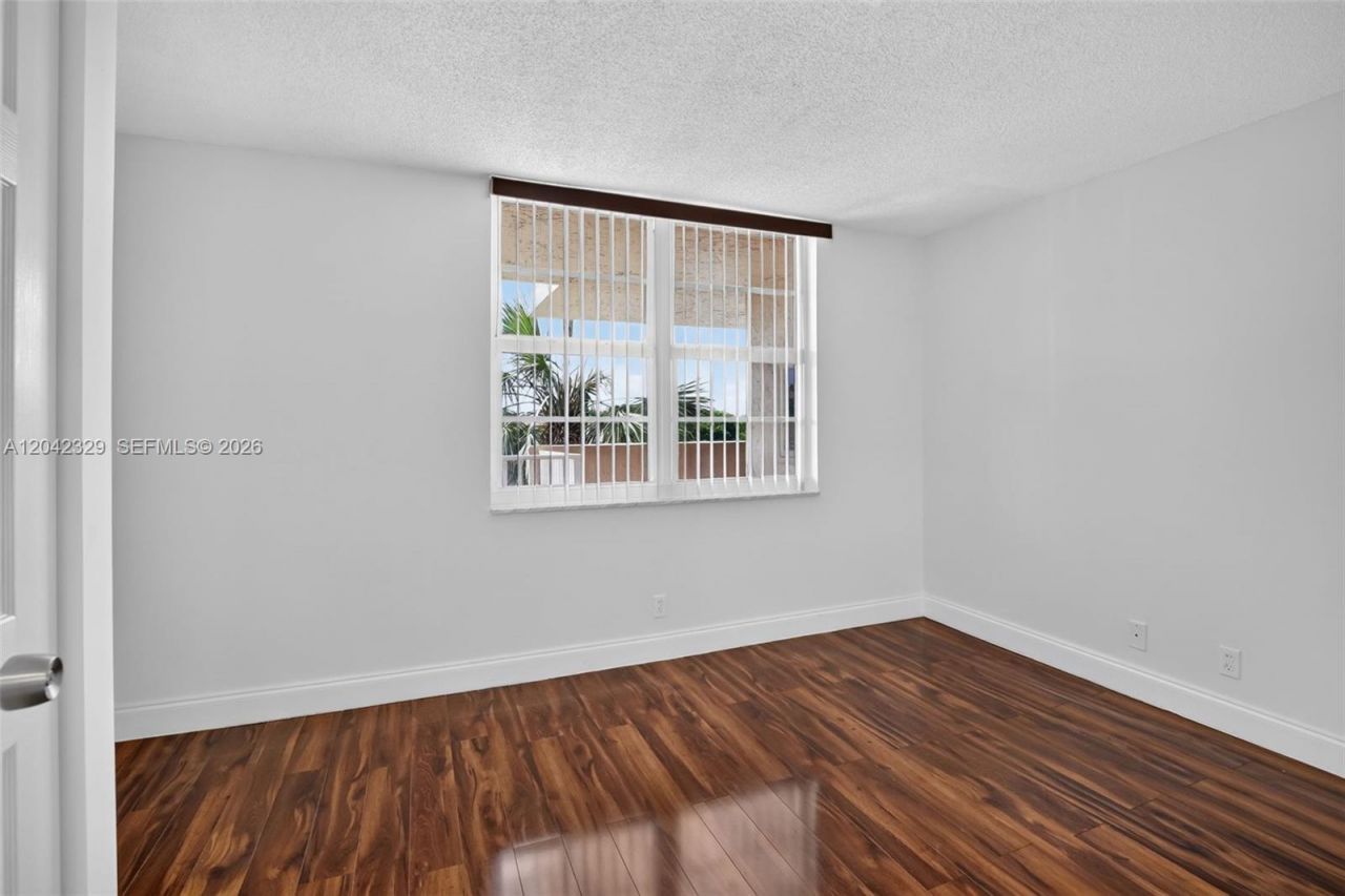250 Jacaranda Dr , Unit 411, Plantation, FL 33324 Photo