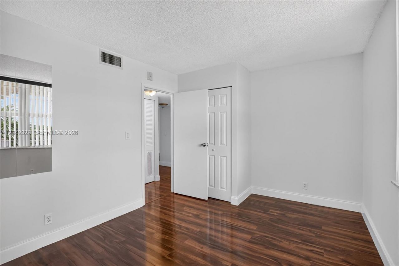 250 Jacaranda Dr , Unit 411, Plantation, FL 33324 Photo