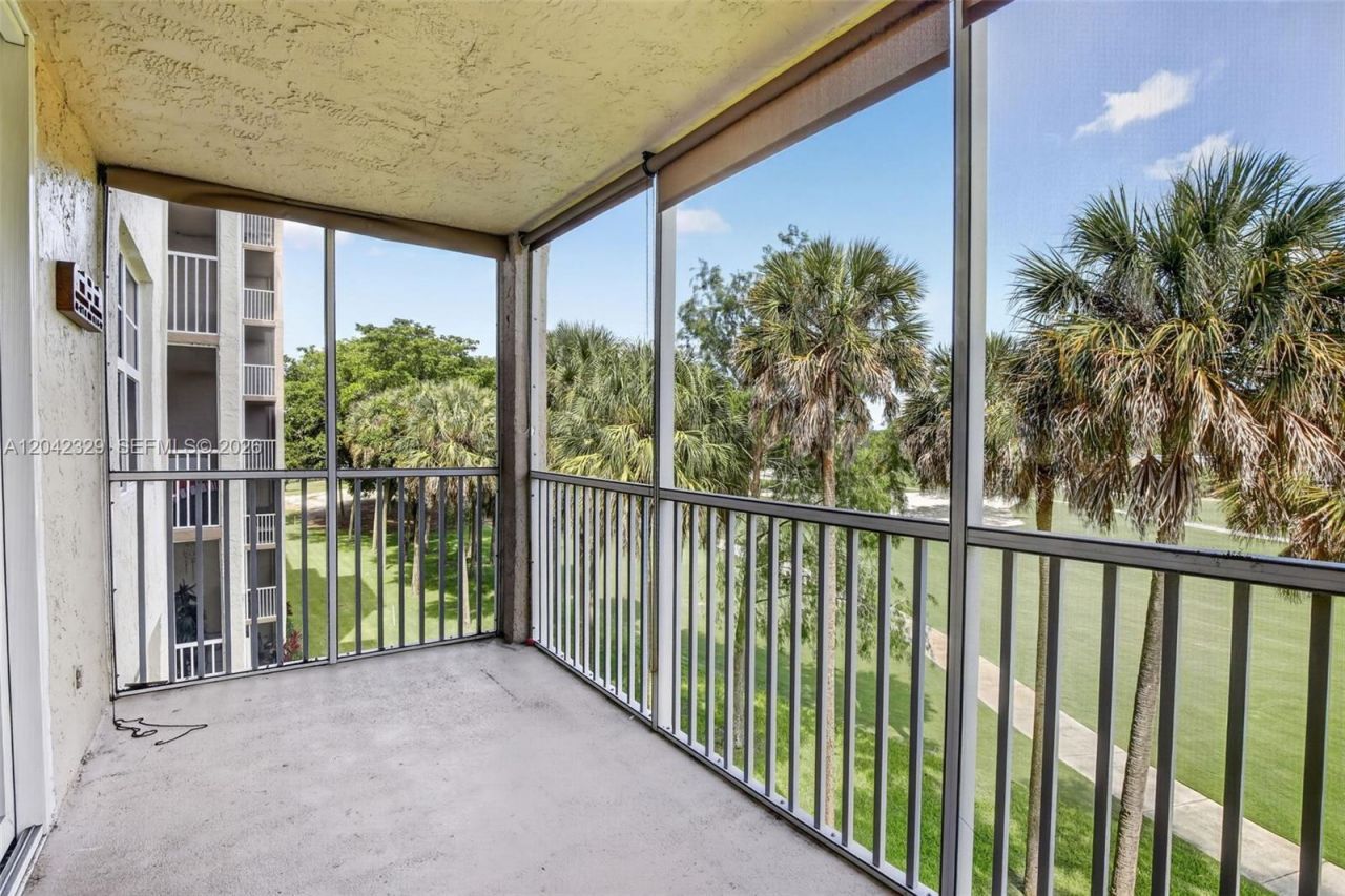 250 Jacaranda Dr , Unit 411, Plantation, FL 33324 Photo