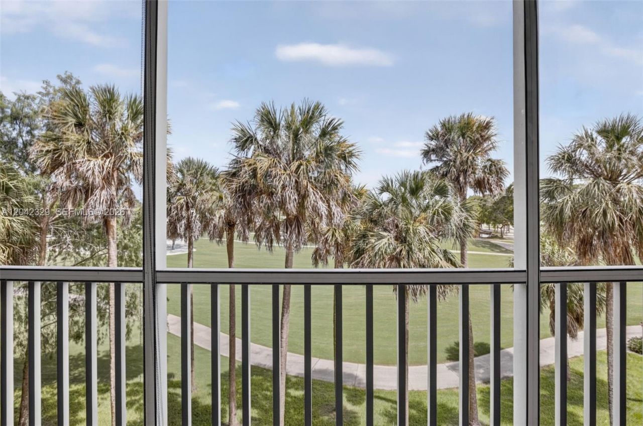 250 Jacaranda Dr , Unit 411, Plantation, FL 33324 Photo