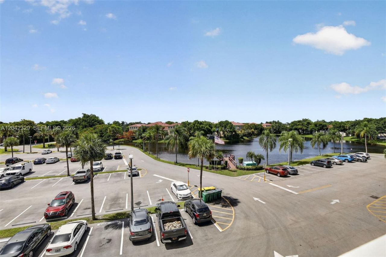 250 Jacaranda Dr , Unit 411, Plantation, FL 33324 Photo