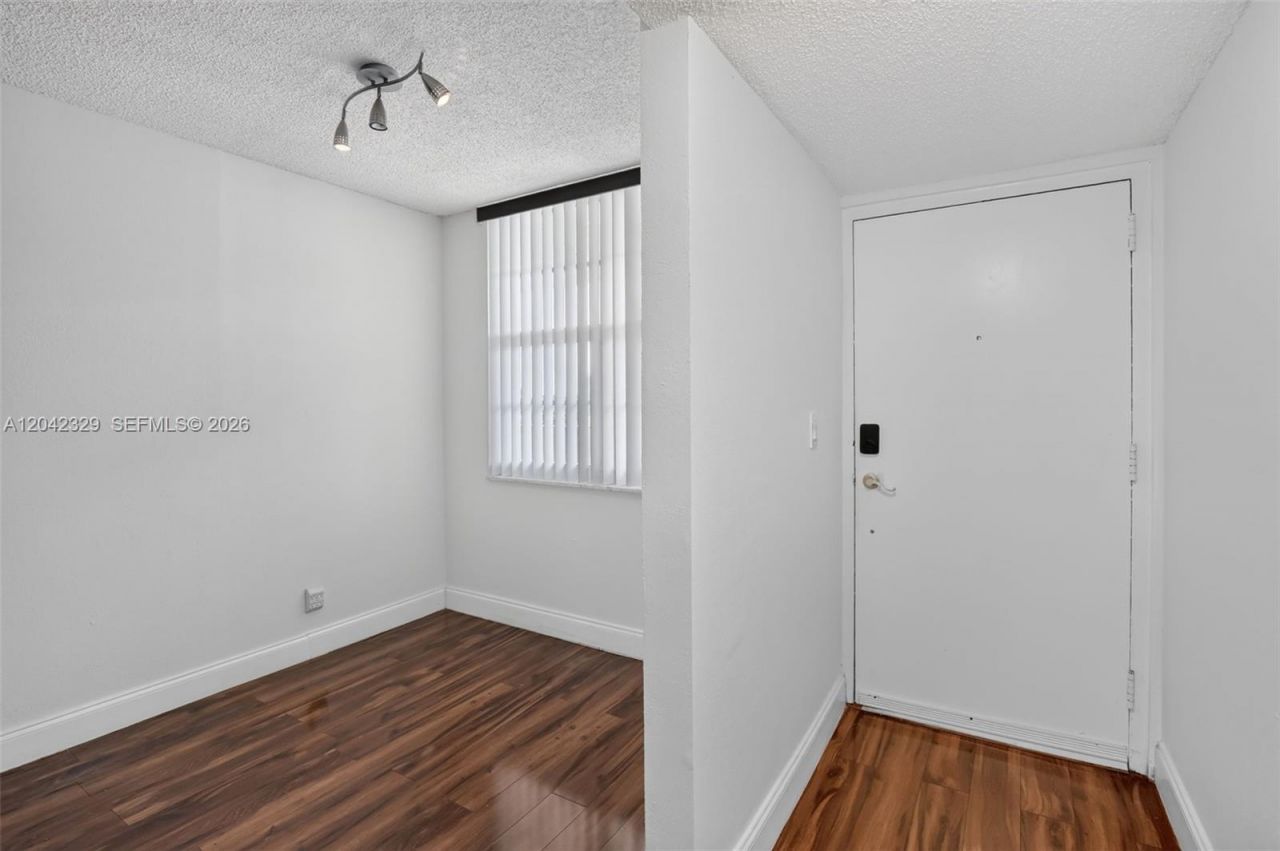 250 Jacaranda Dr , Unit 411, Plantation, FL 33324 Photo