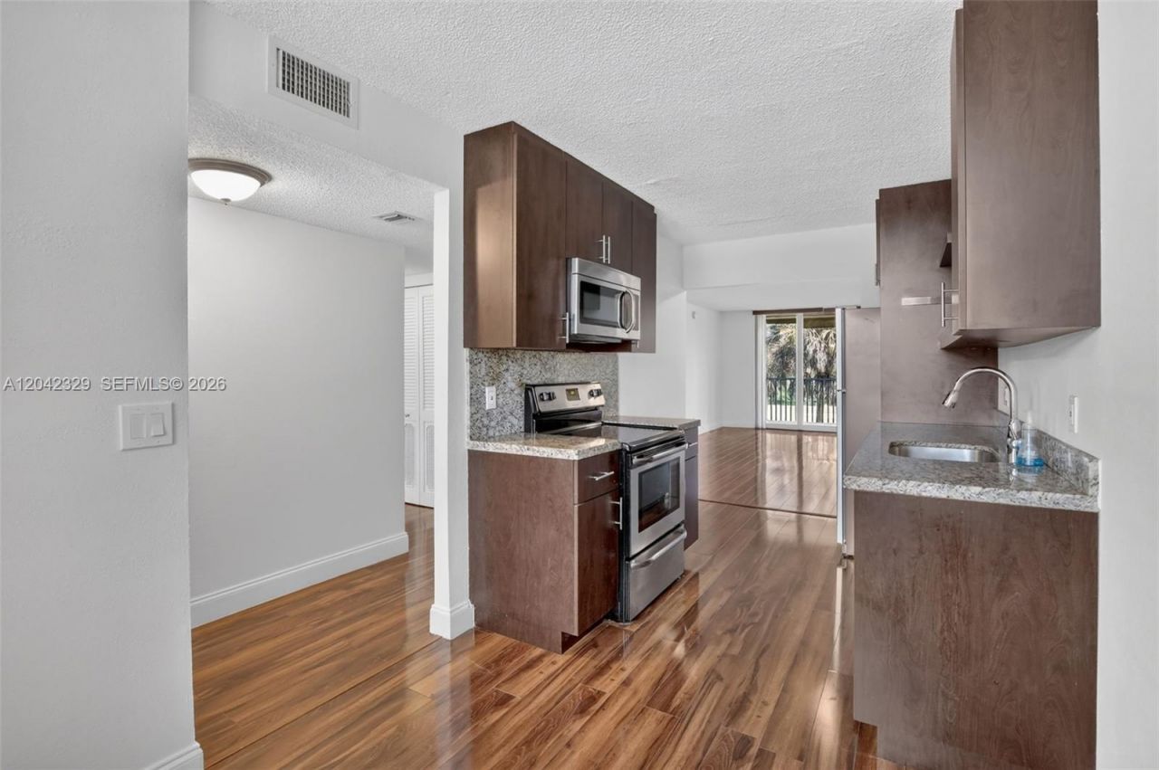 250 Jacaranda Dr , Unit 411, Plantation, FL 33324 Photo