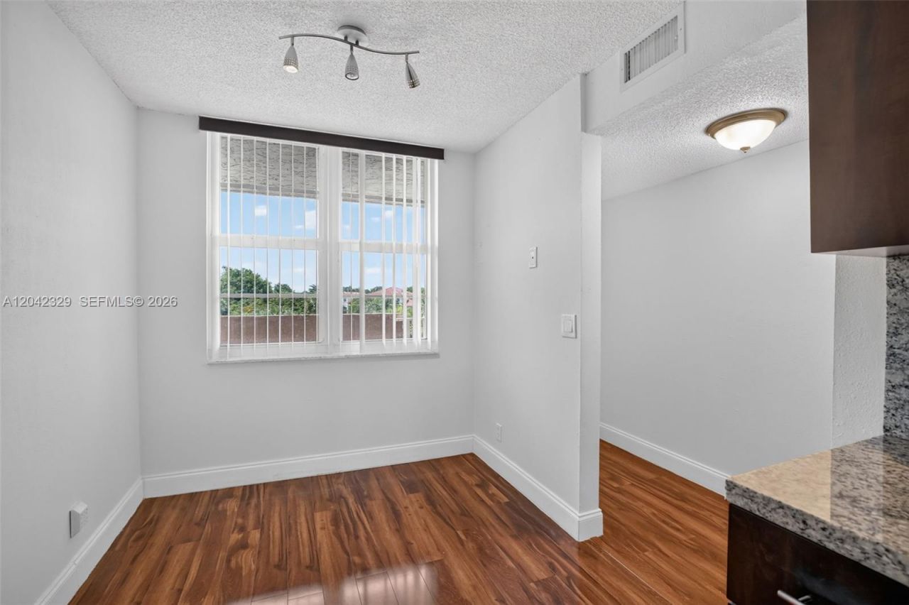 250 Jacaranda Dr , Unit 411, Plantation, FL 33324 Photo