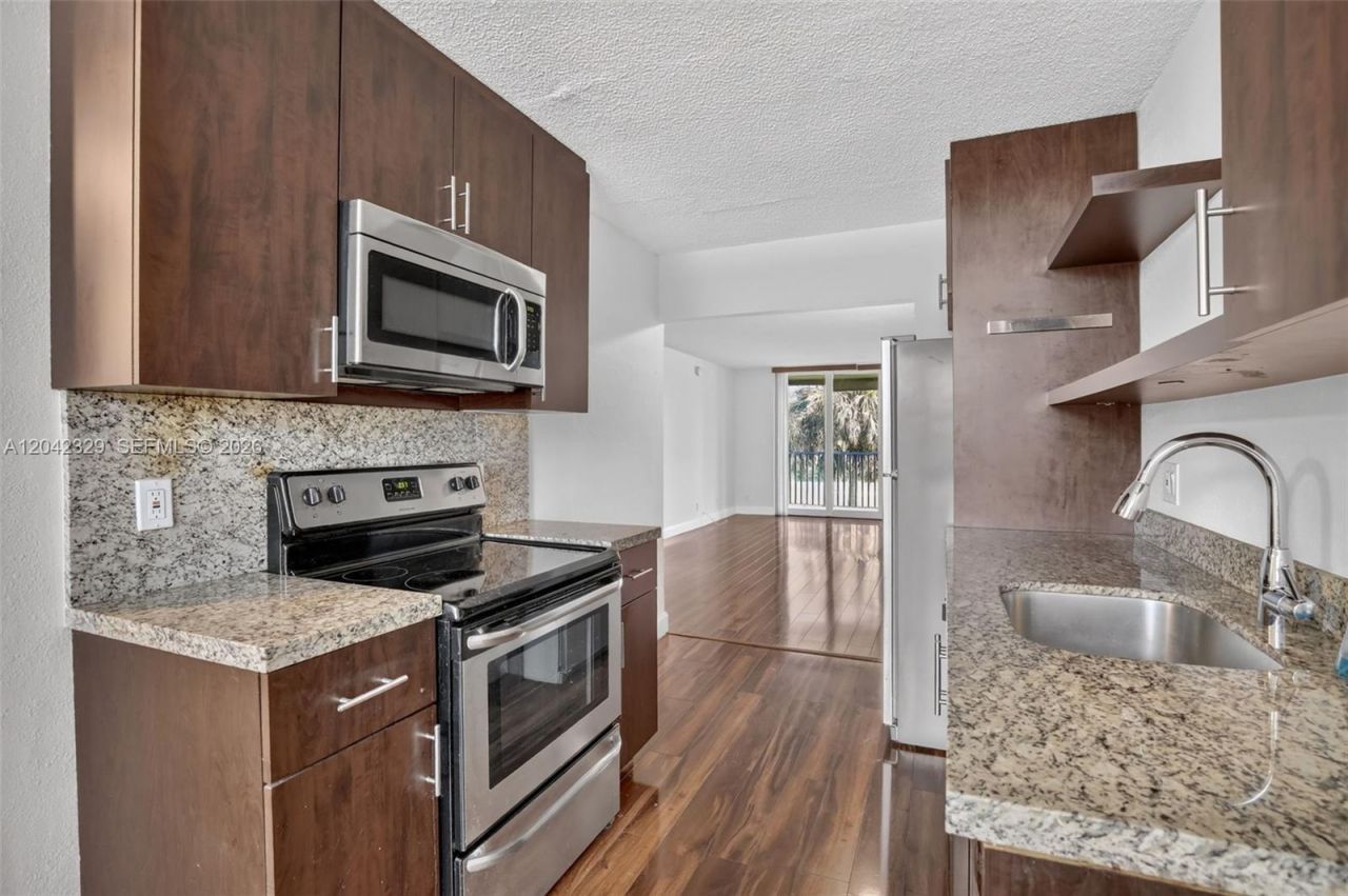 250 Jacaranda Dr , Unit 411, Plantation, FL 33324 Photo