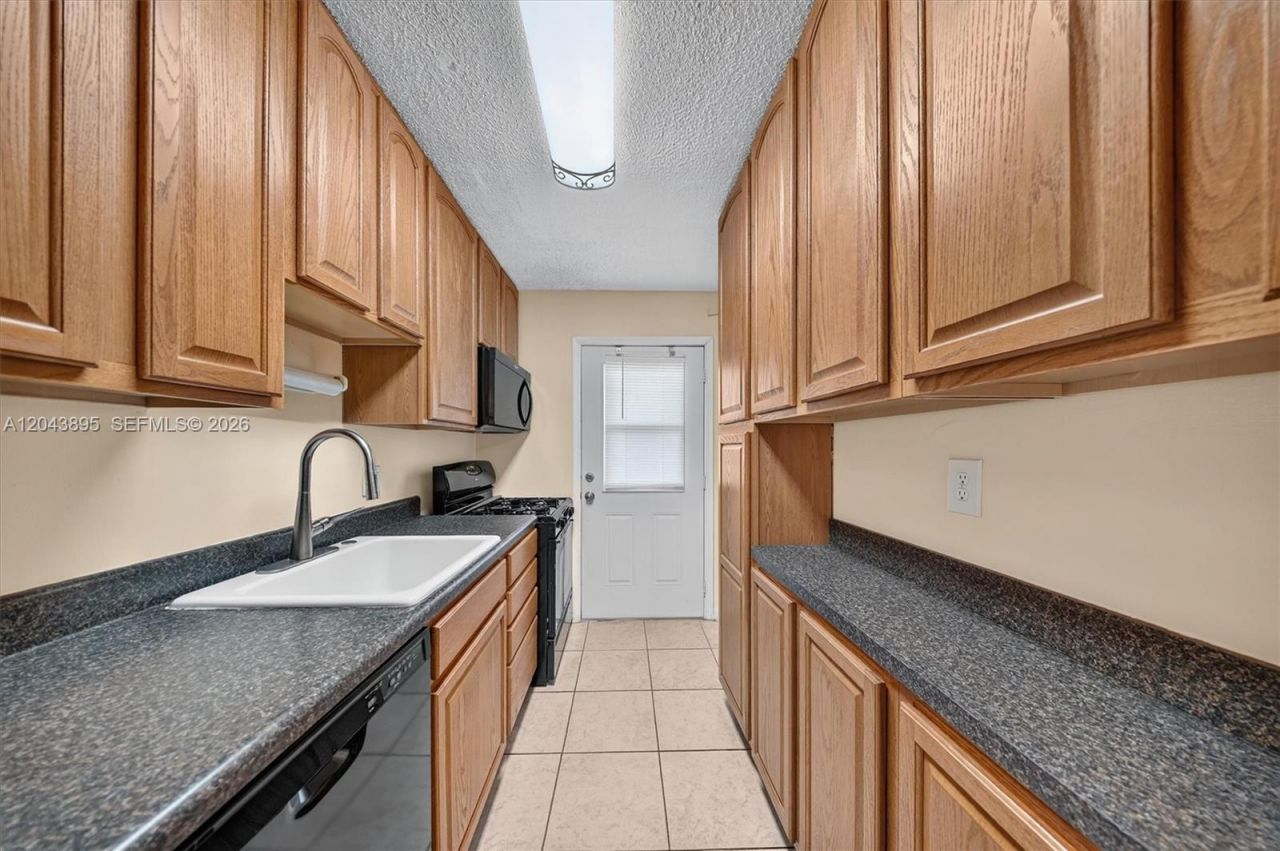 20311 NE 2nd Ave , Unit 21, Miami, FL 33179 Photo