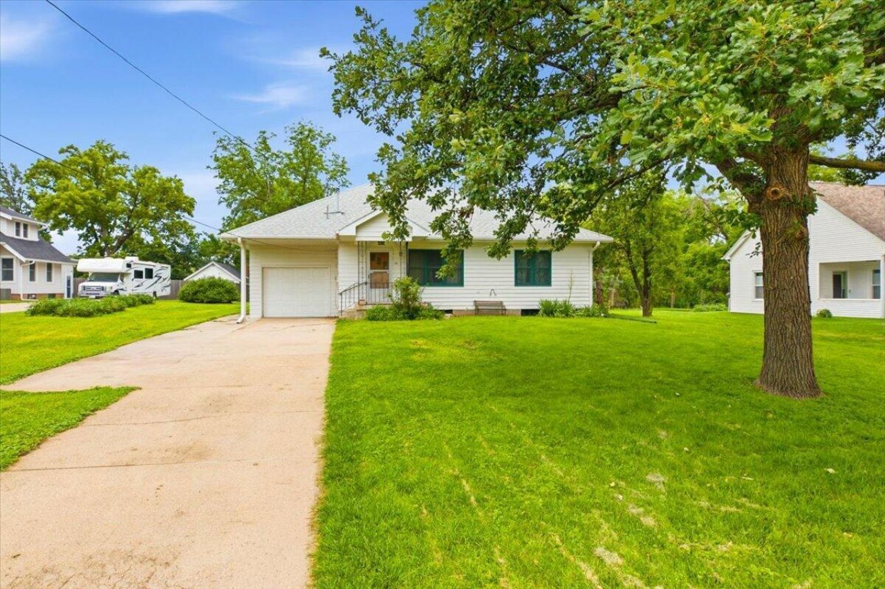 112 E 29th Avenue, Council Bluffs, IA 51503 Main Photo