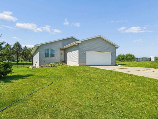 5685 Summerland Drive, Waterloo, IA 50701