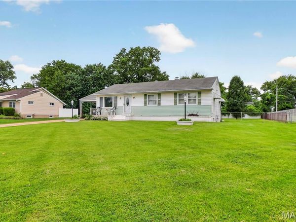 10032 Meadowfield Lane, St Louis, MO 63128