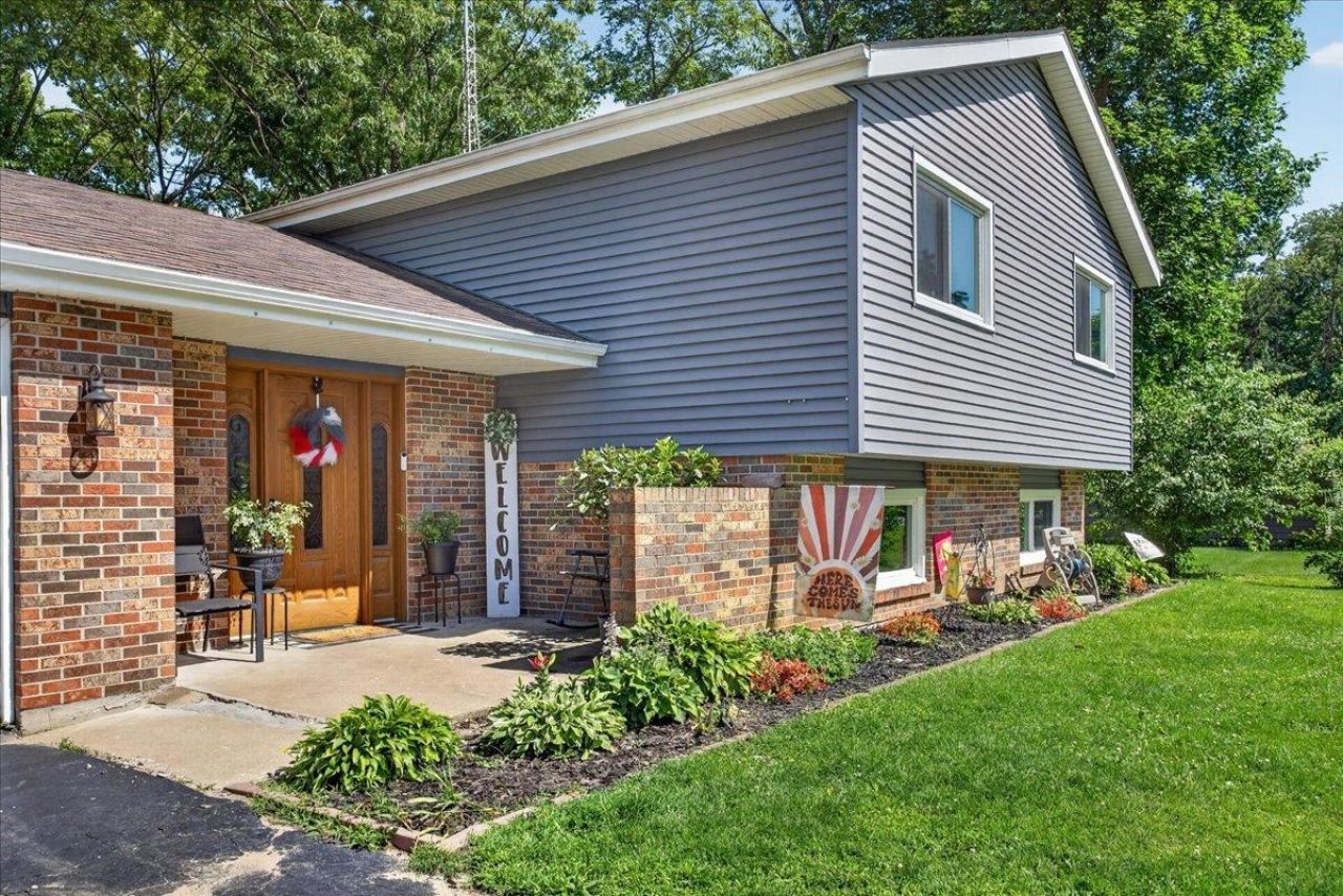 13837 Beaver Drive, Roscoe, IL 61073 Main Photo