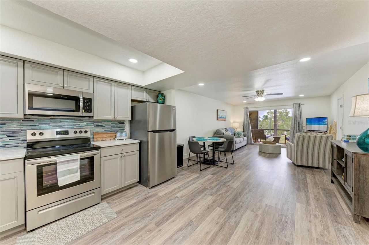 6470 Hollywood Boulevard, Unit 307, Sarasota, FL 34231 Photo